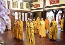 HT. Thích Minh Nhật và chư tôn đức BTS đảnh lễ giác Linh Hòa thượng khai sơn Vĩnh Minh Tự Viện .